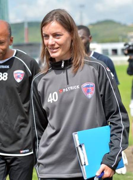 Corinne Diacre esordir in Ligue 2 sulla panchina del Clermon-Foot nella sfida contro il Brest. E&#39; la prima donna in Francia a guidare una squadra di calcio professionistica maschile (AP)